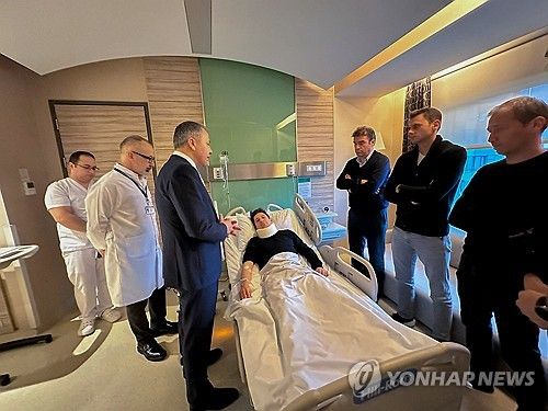 멜레르 심판을 병문안하는 알리 예를리카야 튀르키예 내무장관 