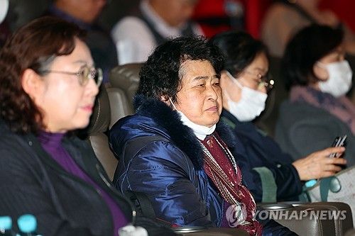 영화 '서울의 봄' 관람하는 오월어머니들