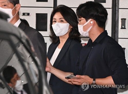김혜경 '법카 의혹' 조사 마치고 출석 5시간 만에 귀가