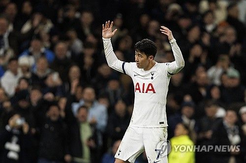 환호하는 손흥민