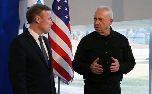 미 백악관 안보보좌관(왼쪽)과 만난 이스라엘 국방부 장관(오른쪽)