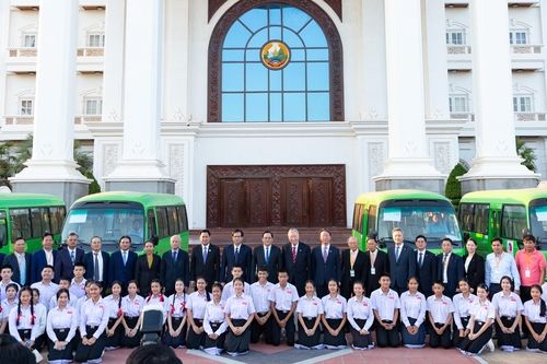 부영그룹이 기증한 버스 앞에서 라오스 정부 관계자 등이 기념촬영을 하고 있다.