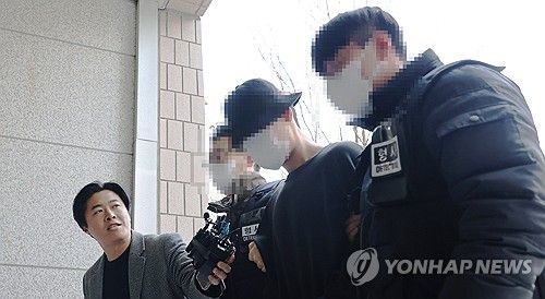 구속심사 출석하는 '지인 살해' 20대