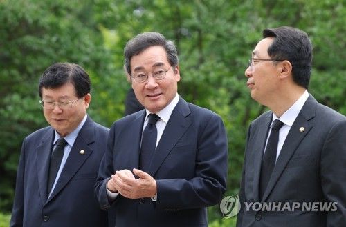 설훈, 윤영찬 의원과 대화하는 이낙연