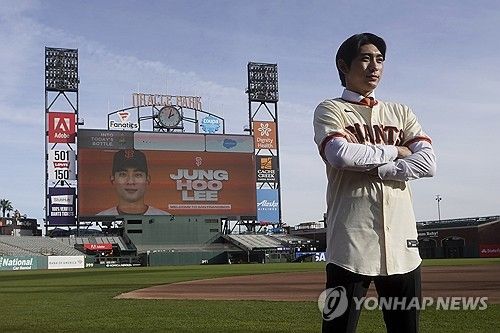 이정후, 오라클파크를 배경으로 찰칵