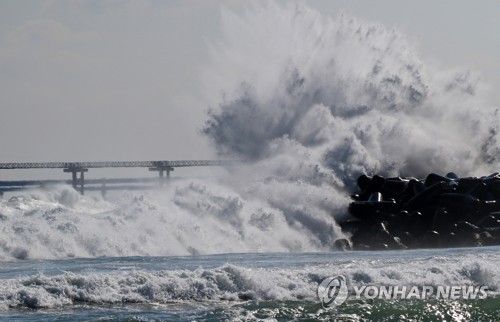 거센 파도 몰아치는 겨울 바다