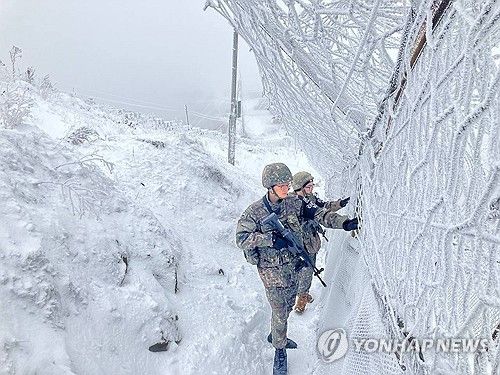 눈 쌓인 철책 점감하는 장병들