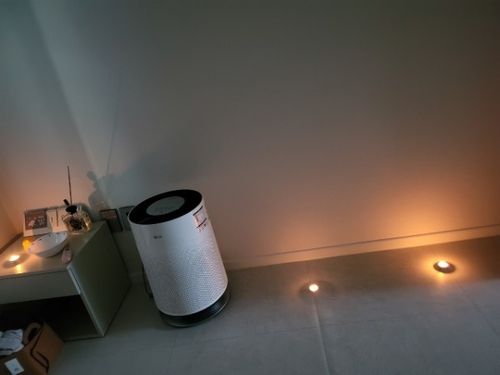 전기가 들어오지 않아서 촛불을 켜놓은 제보자의 집