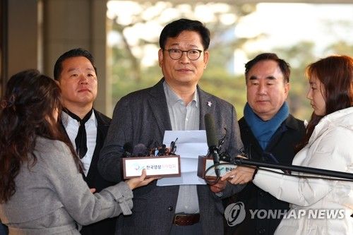 취재진 질문에 답하는 송영길 전 대표