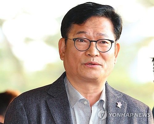 답변하는 송영길 전 대표