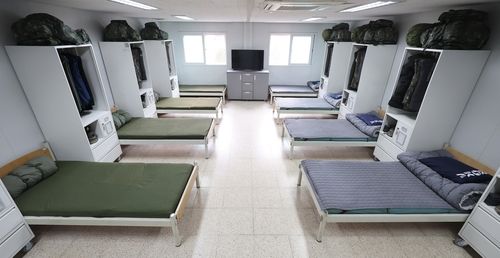 병사 생활관 침상에 깔린 모포·포단(왼쪽)과 상용이불(오른쪽)