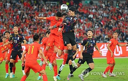 헤딩슛하는 조규성