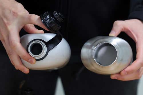 국방부가 보급중인 신형 스테인리스 수통(오른쪽)