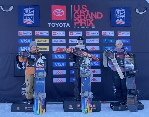 시상대 맨 위에 오른 최가온(가운데)