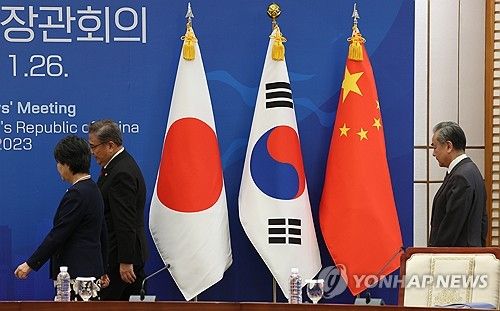 입장하는 한일중 외교장관