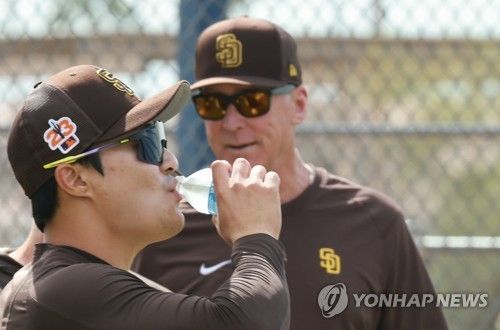 목 축이는 김하성