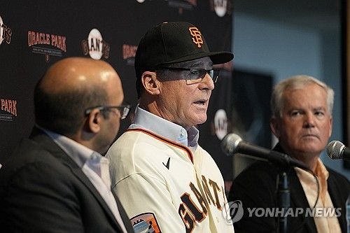 샌프란시스코 유니폼을 입은 밥 멜빈 감독(가운데)