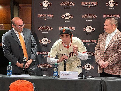 "나 잘 생겼나요?"