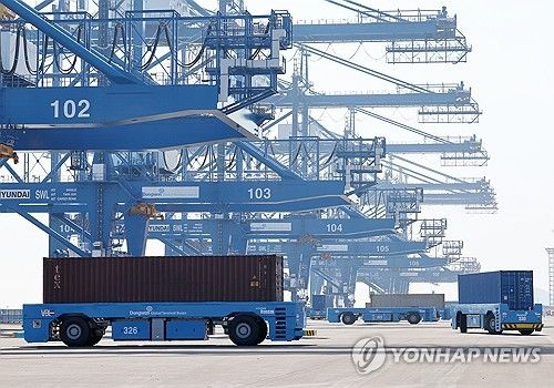 컨테이너 옮기는 무인이송장비(AGV)