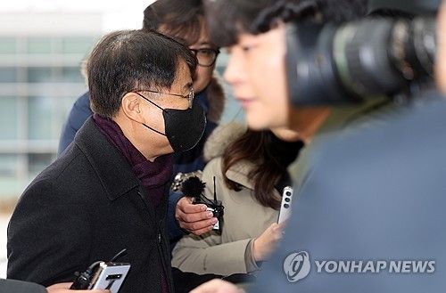 검찰청 들어서는 이귀재 교수