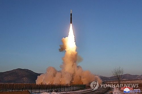 북한, ICBM 화성-18형 발사훈련 보도…김정은 "더 공세적 맞대응"
