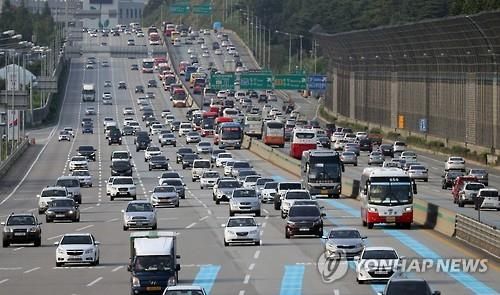 고속도로 달리는 차량 행렬