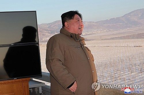북한, ICBM 화성-18형 발사훈련 보도…김정은 "더 공세적 맞대응"