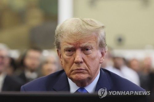 피고석 앉은 트럼프