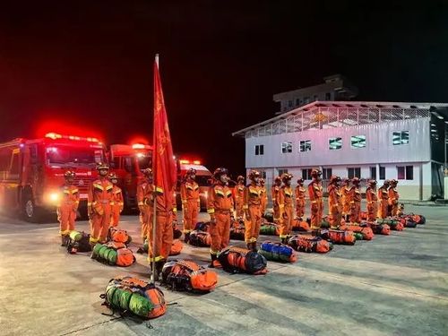 지진 피해현장 출동하는 중국 소방대원들