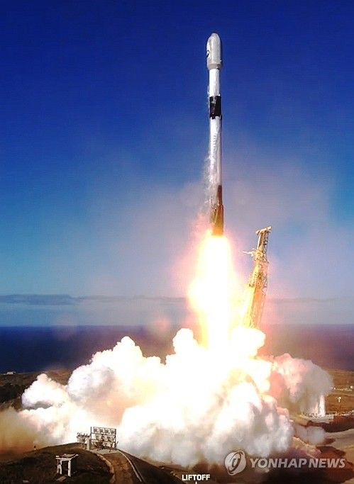 군 첫 군사정찰위성 발사