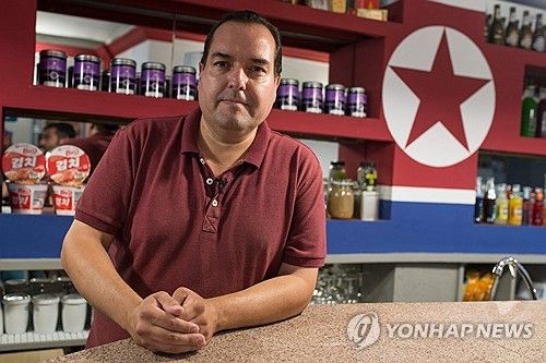 자신이 차린 북한 테마 바에서 포즈를 취한 스페인 친북인사 카오 데 베노스