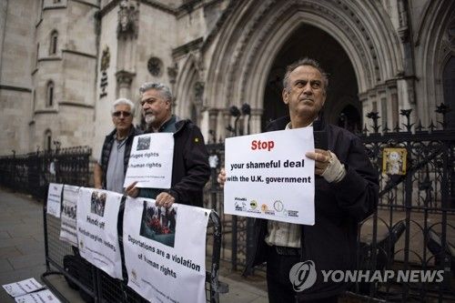 지난 6월 영국 정부 난민 신청자 르완다 이송 규탄하는 시위대