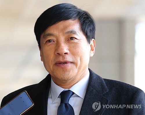 답변하는 이성윤 전 중앙지검장