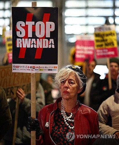 18일(현지시간) 영국 런던 내무부 건물 앞에서 '르완다 정책' 반대 시위중인 사람들