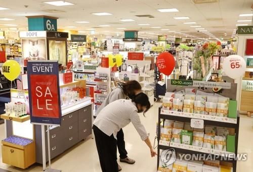 대형마트의 화장품 코너