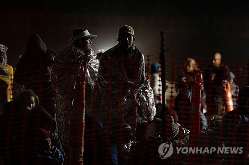 19일(현지시간) 미국 텍사스주 이글패스에서 절차를 기다리는 이민자들