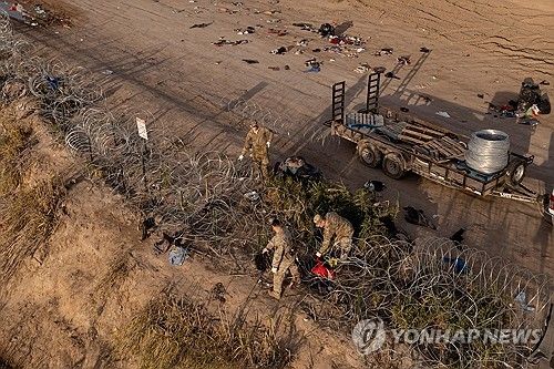 철조망 설치하는 미국 텍사스주 방위군