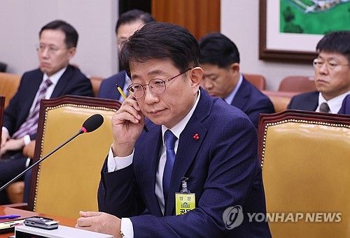 얼굴 만지는 박상우 국토교통부 장관 후보자