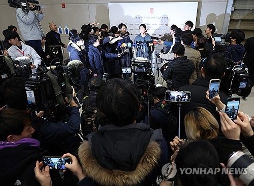 취재진에 둘러싸인 이정후