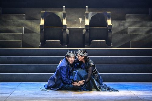 맥베스 연기하는 성태준(왼쪽)