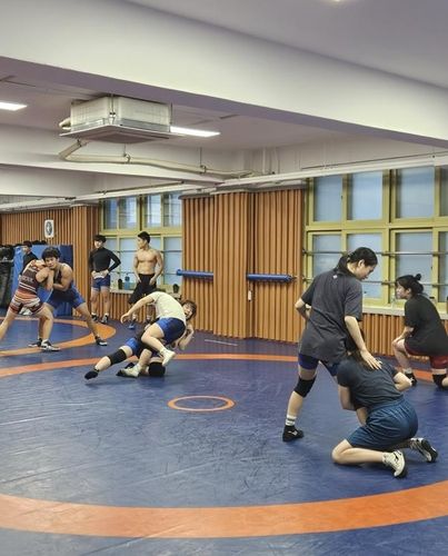 (서울=연합뉴스) 서혜림 기자 = 21일 오후 서울 구로구 고척중 레슬링부 학생들이 훈련을 하고 있다. 2023.12.21 sf@yna.co.kr