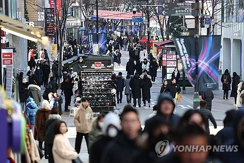 주말 명동 찾은 시민들