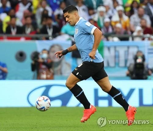 드리블하는 수아레스