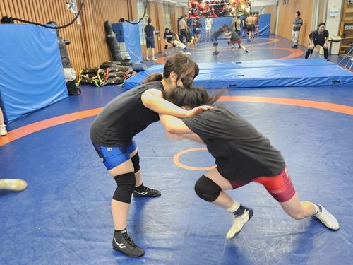 (서울=연합뉴스) 서혜림 기자 = 21일 오후 서울 구로구 고척중 레슬링부 학생들이 훈련을 하고 있다. 2023.12.21 sf@yna.co.kr