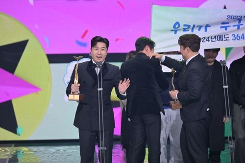 '1박 2일' 팀 두 번째 KBS연예대상…소감 밝히는 김종민