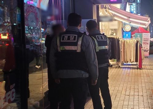 취객에 안전조치 취하는 경찰관들