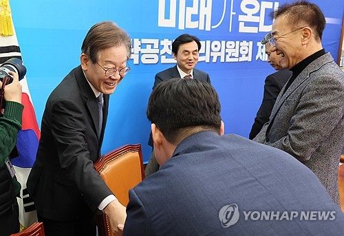 전략공천관리위원들과 인사 나누는 이재명 대표