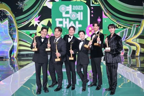 '1박 2일' 팀 두 번째 KBS연예대상…트로피 받은 출연진