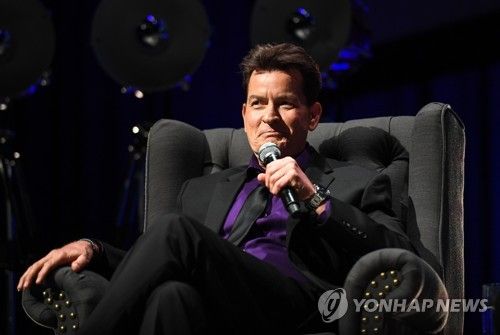 2018년 호주 방송 출연한 배우 찰리 신 