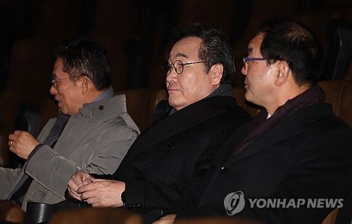 이낙연 전 대표, '길위에 김대중' 시사회 참석